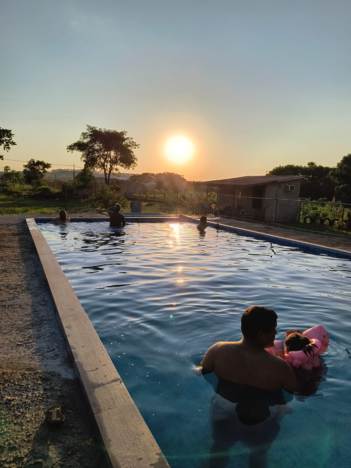 Piscina com vista para o pôr do sol